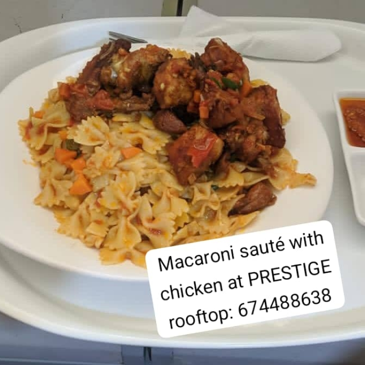 macaroni sautte and chicken