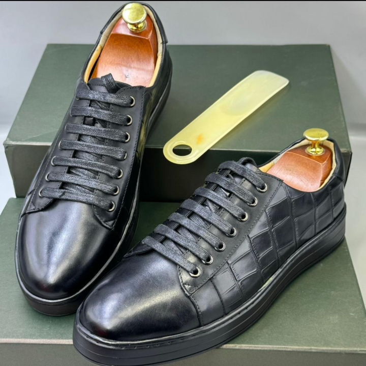 Men shoes Black color