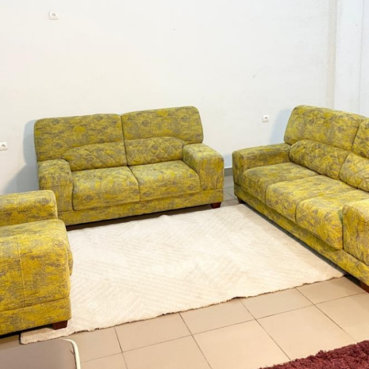 canapé jaune avec motif