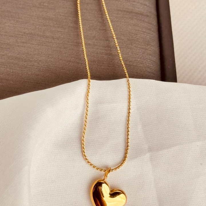 collier doré avec pendentif en cœur