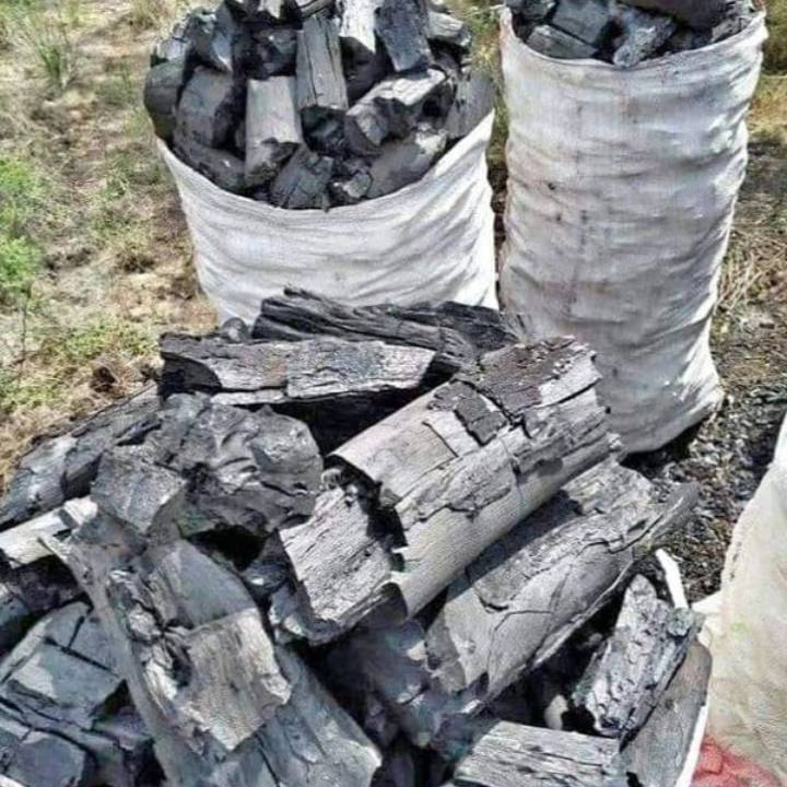 un sac de charbon de bois