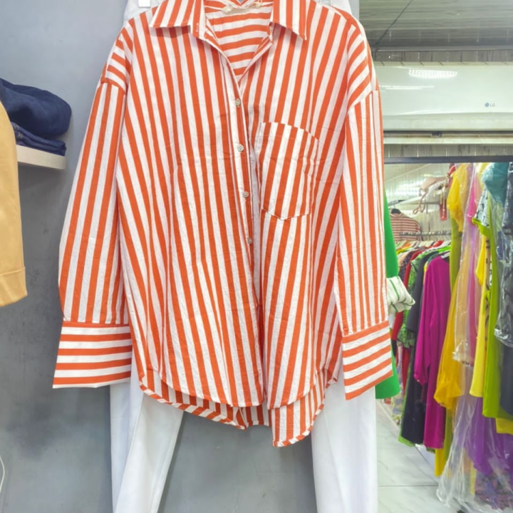 chemise raillé plus pantalon blanc