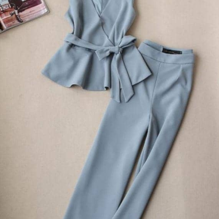 ensemble tailleur couleur grise
