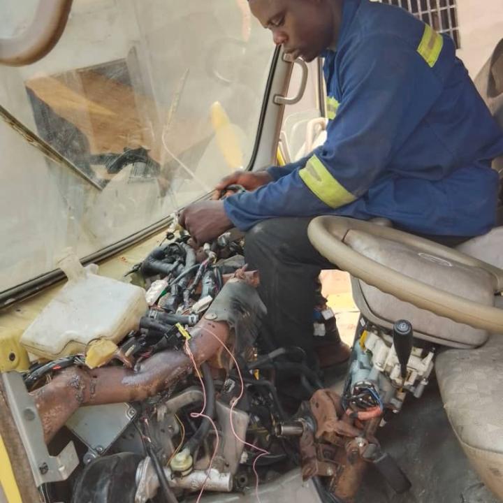 AUTO ELECTRICIAN