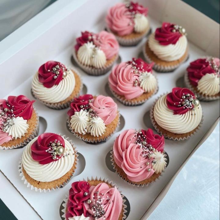 A pack of 12 cupcakes