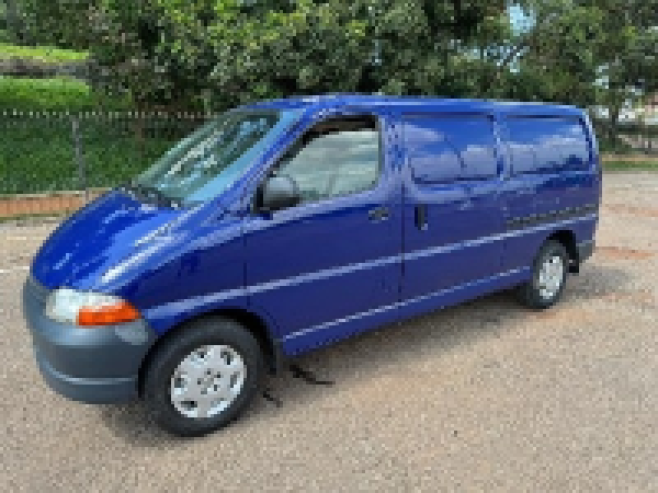 •Toyota Hiace 2002 FOURGONNETTE