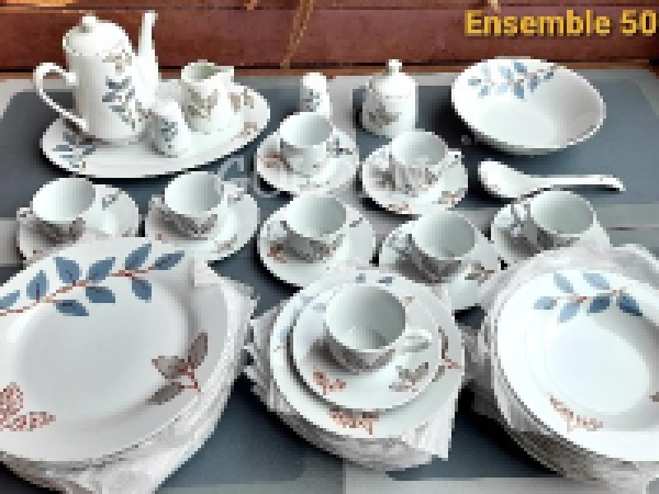 24 plats,8 tasses,8 sous tasses,Un plateau,Un bol,Une louche,2carafes,2couvercles