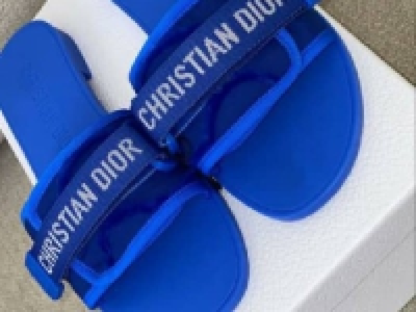 female fashion slippers