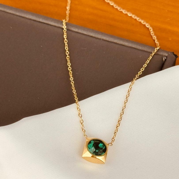 collier doré avec pendentif Vert émeraude 🥰