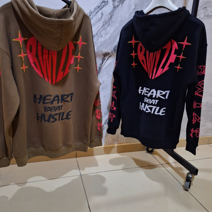pullover noire et marron