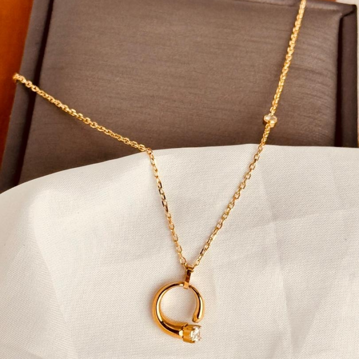collier avec pendentif en forme de bague