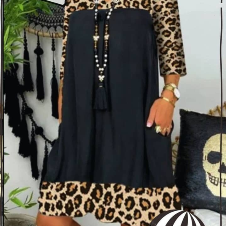 petite robe noire avec motif léopard