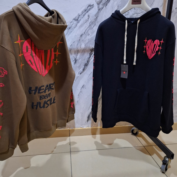 pullover noire et marron