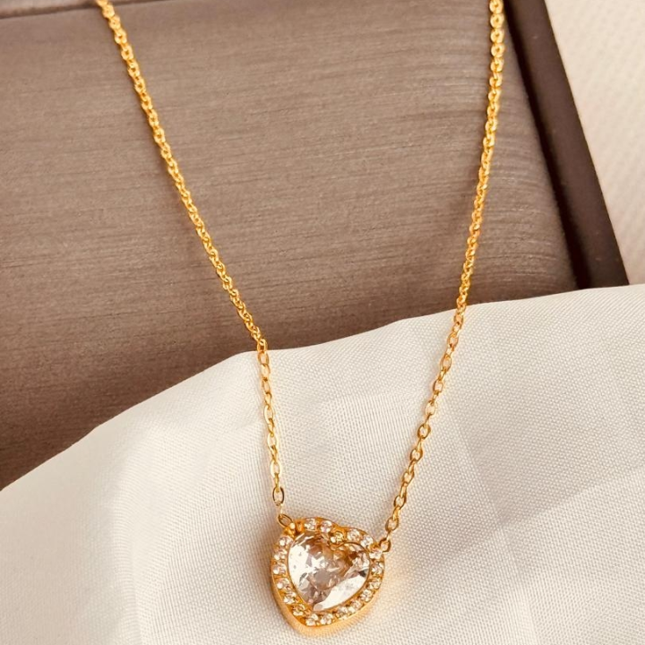 collier avec pendentif en forme de coeur