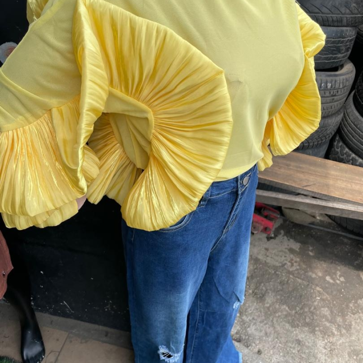 t-shirt jaune