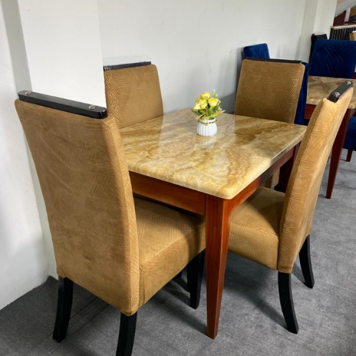 ensemble table et chaises marron