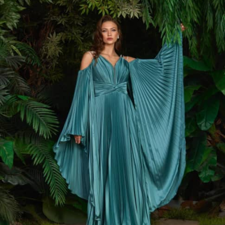 Robe longue bleu-vert plissée