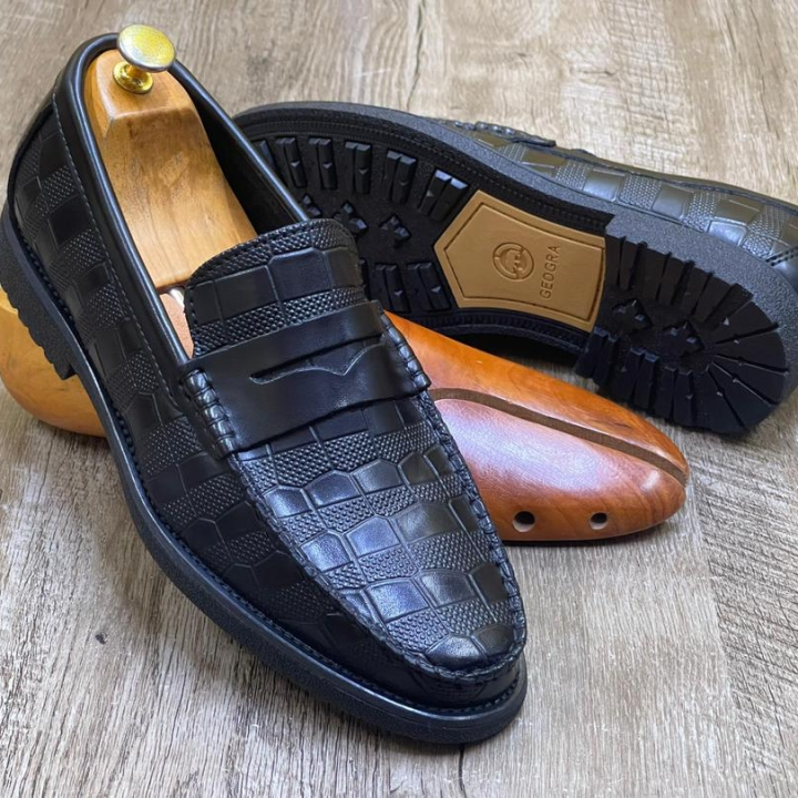 Men shoes Black color