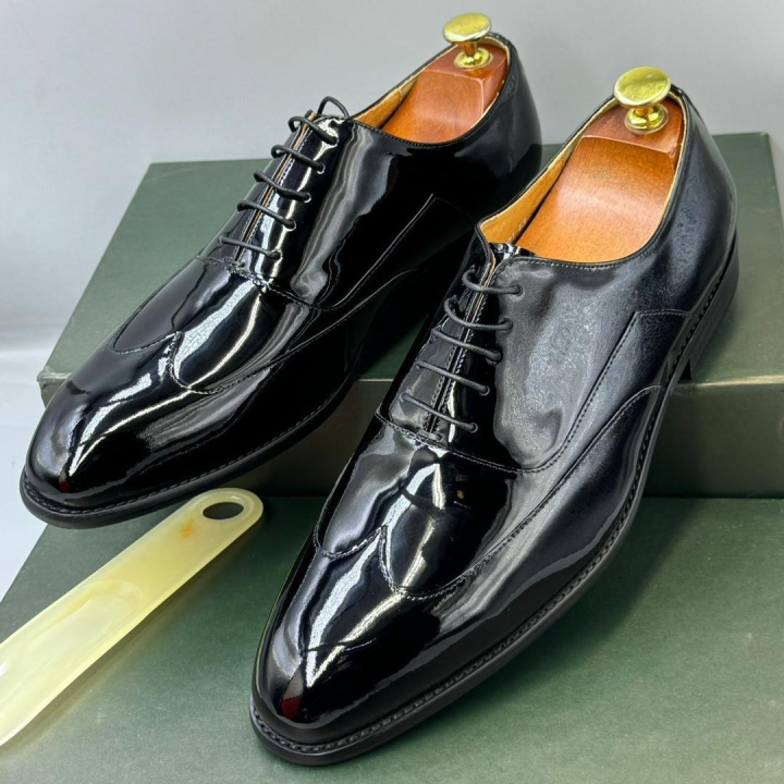 Men shoes Black color