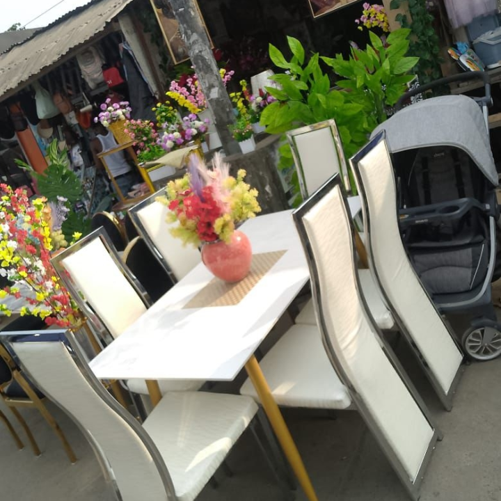 table à manger plus six chaises