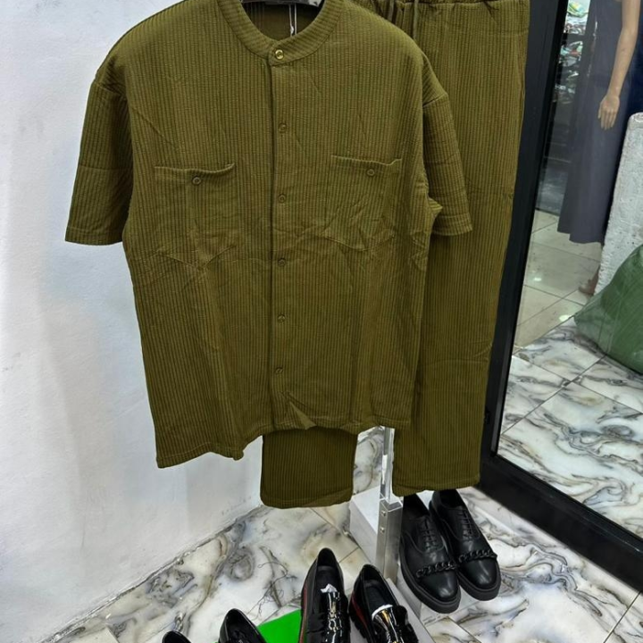ensemble vert militaire hommes