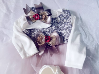 Arch, gown, hair band and shoe. 0-3 months