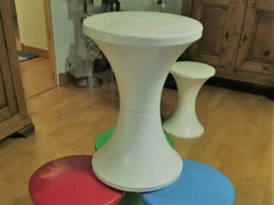Tabourets. Nice plastic chairs