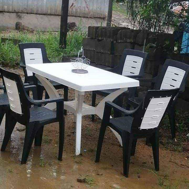 Ensemble de chaises et table en plastique