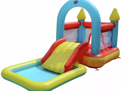 Grand toboggan avec trampoline