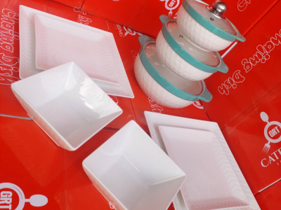 Set des assiettes et plats