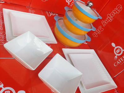 Set des assiettes et plats