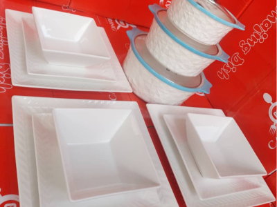 Set des assiettes et plats