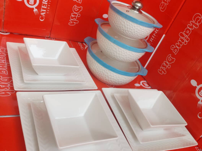 Set des assiettes et plats