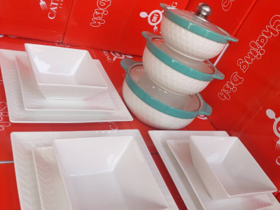 Set des assiettes et plats