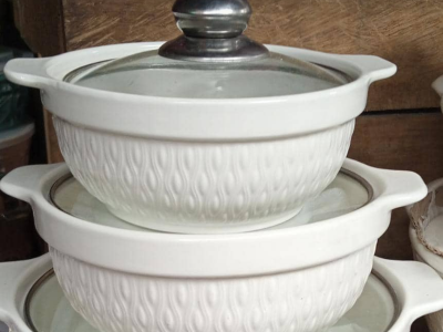 3 assiettes en porcelaine