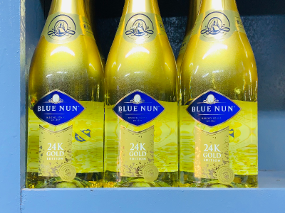 Blue nun gold
