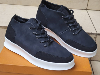 Tennis shoes