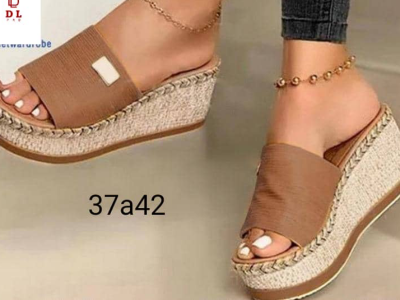 Wage heel slippers