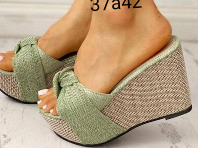 Wage heel slippers