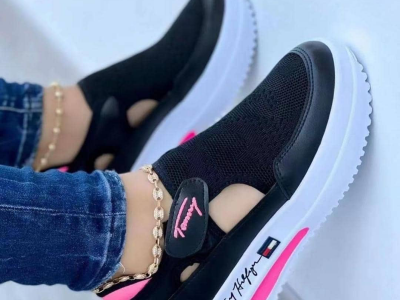 Tennis shoes