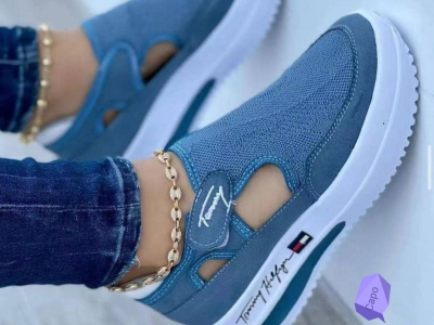 Tennis shoes