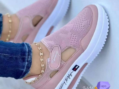 Tennis shoes