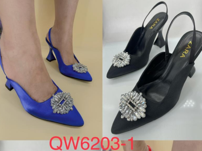 Medium heel covered shoes