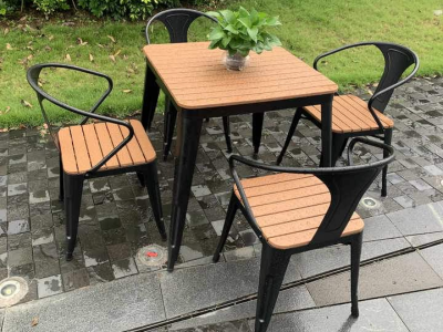 Table de jardin + 4 Chaises