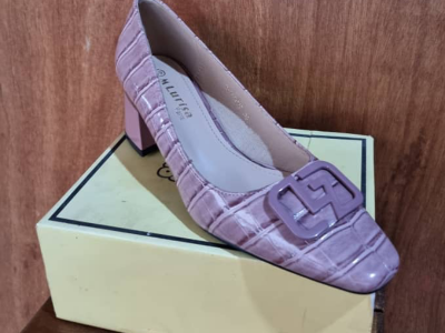 Low heel shoes