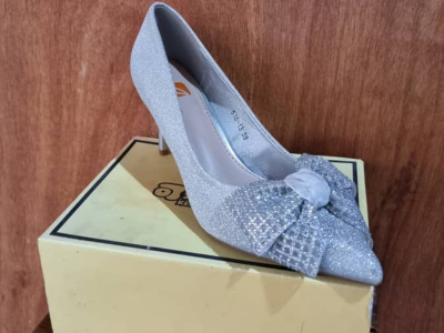 Medium heel covered shoes