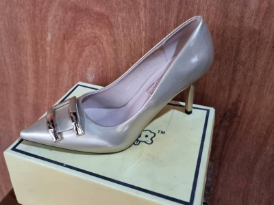 Medium heel covered shoe