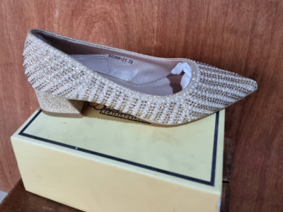 Low heel shoes