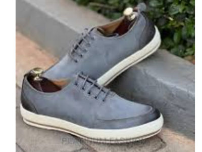 Sneakers shoes lace up
