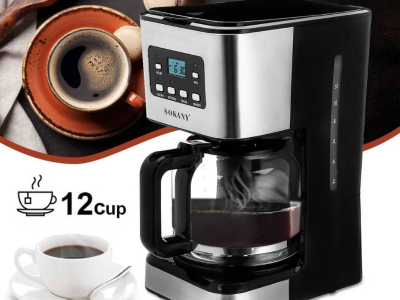 grande cafetière avec tableau numérique